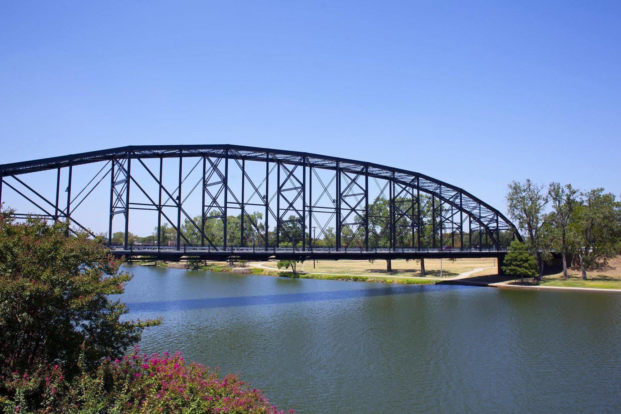 Hampton & Waco-south 3*